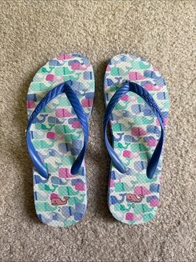 Vineyard Vines flip flops sz 2